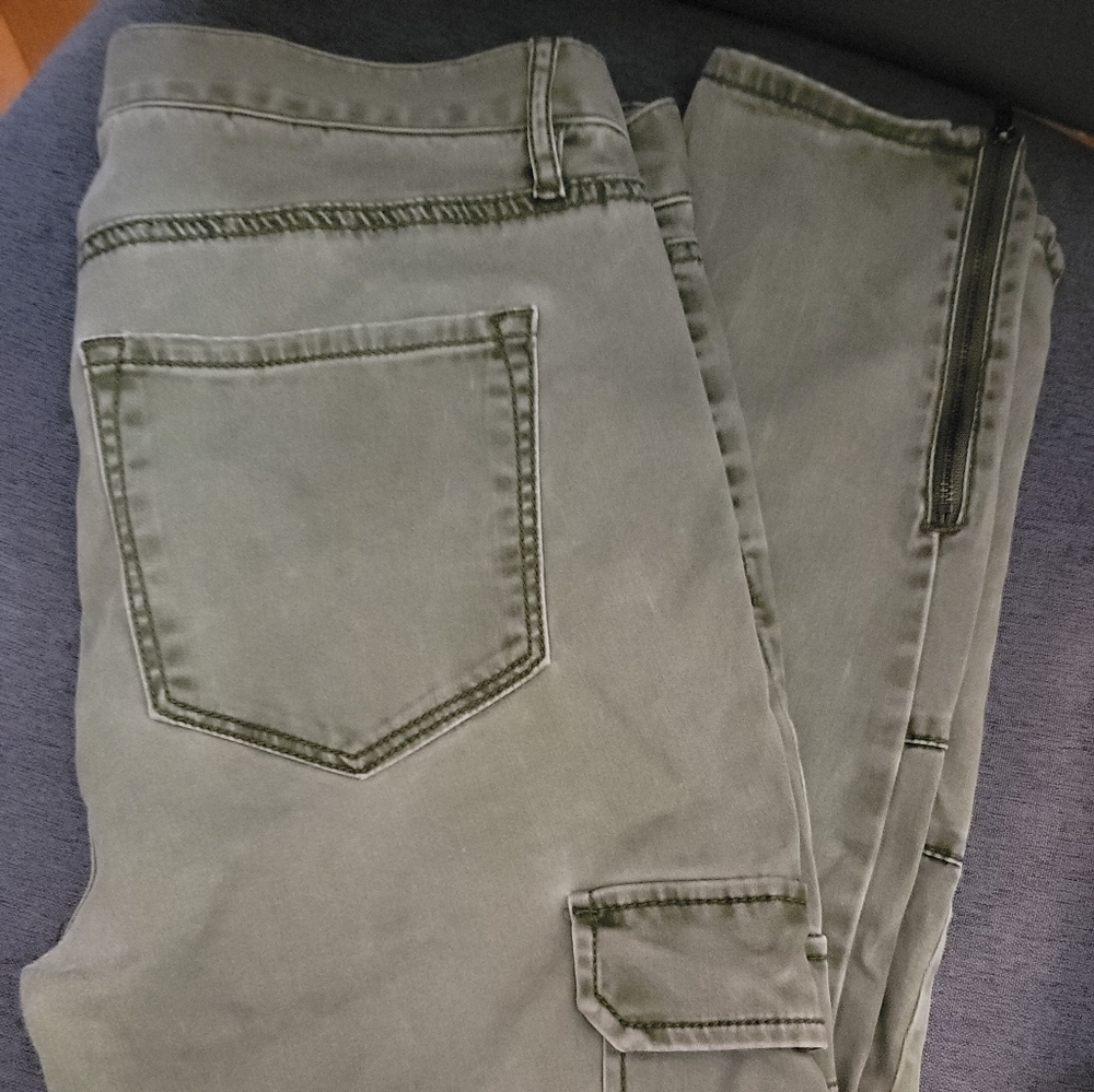 LOFT Green Cargo Pants with Earthy Tone